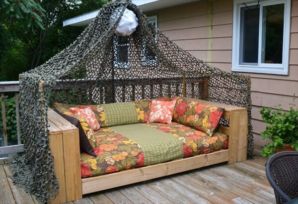 16 Pallet Daybed: Hot and New Trend | Pallet Furniture DIY