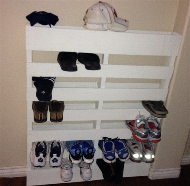 Shoe rack out of pallet.