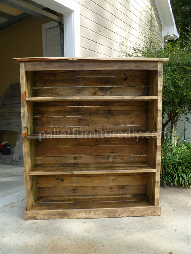 Pallet Bookcase Tutorial | Pallet Furniture DIY