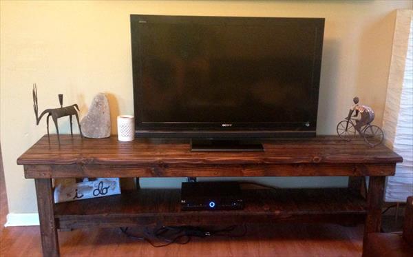 DIY Reclaimed Pallet TV Stand / Media Console Pallet