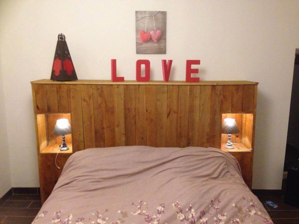 Pallet Headboard with Night Lamps | Pallet Furniture DIY